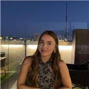 Me definiría como una persona apasionada por el idioma y la enseñanza, con muchas ganas de ayudar a los demás a aprender